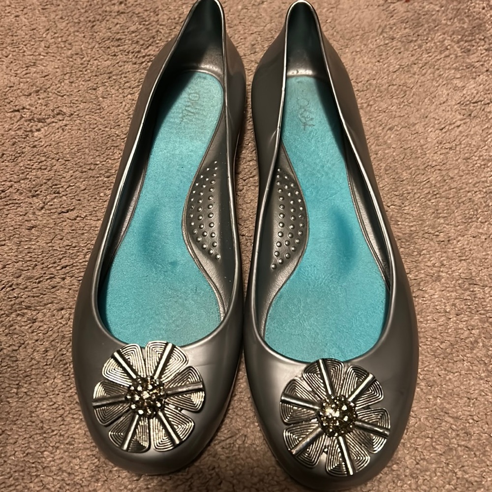 Oka B Lucille Ballet Flats Silver With Coin Flower Sz 8